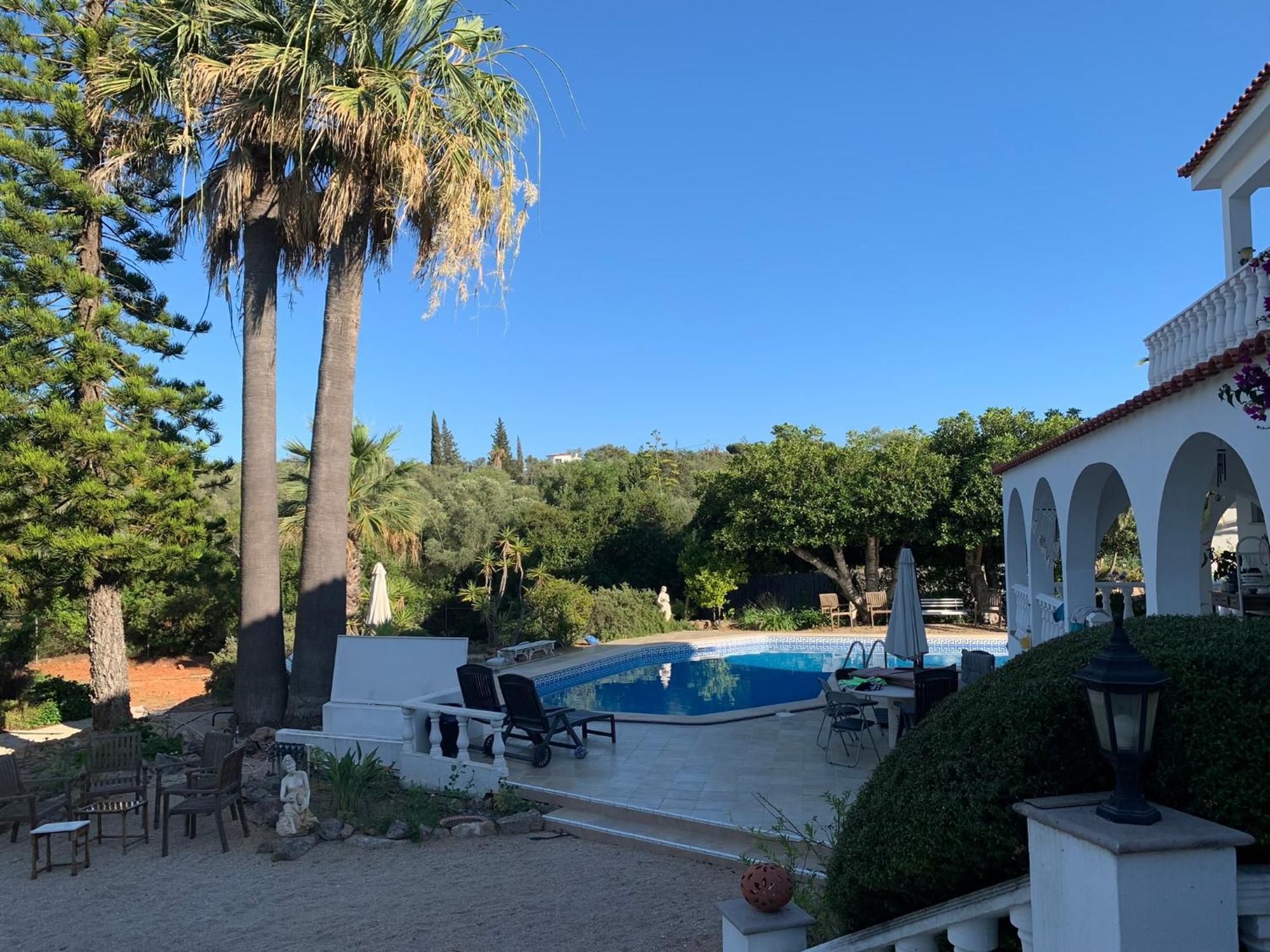 De La Casa Paraiso Avec, En Plus, Terrasse Privative Exterieure Semi Couverte Equipee D'un Salon D'un Coin Repas D'une Kitchenette, La Grande Piscine Et Les Jardins Sont Partages, A Proximite Des Plages De Fuseta Et De La Ria Formosa