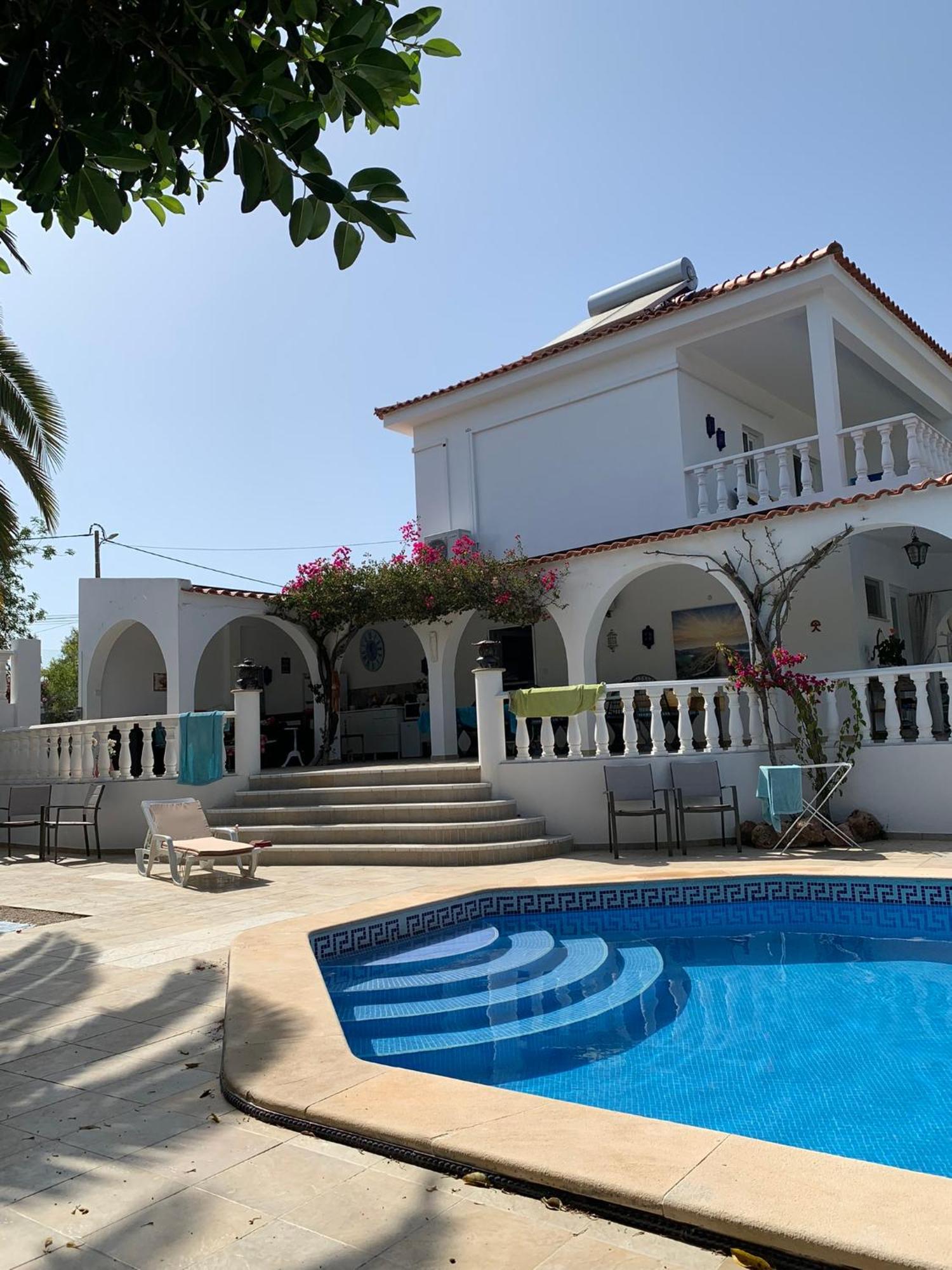 De La Casa Paraiso Avec, En Plus, Terrasse Privative Exterieure Semi Couverte Equipee D'un Salon D'un Coin Repas D'une Kitchenette, La Grande Piscine Et Les Jardins Sont Partages, A Proximite Des Plages De Fuseta Et De La Ria Formosa Holiday home