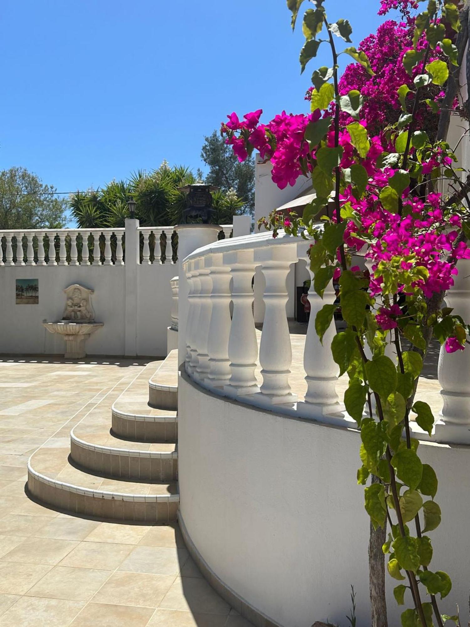De La Casa Paraiso Avec, En Plus, Terrasse Privative Exterieure Semi Couverte Equipee D'un Salon D'un Coin Repas D'une Kitchenette, La Grande Piscine Et Les Jardins Sont Partages, A Proximite Des Plages De Fuseta Et De La Ria Formosa Holiday home